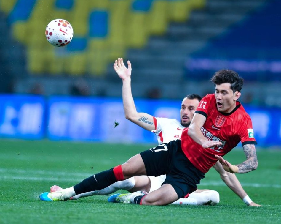 赏金女王模拟器-一场1-0,让中超榜首易主,神仙进球诞生:第79分钟角球破门绝杀